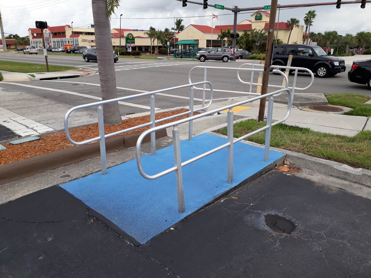 duhavid's tweet image. Quand tu construis une rampe pour personnes à mobilité réduite mais que tu oublies un truc... #UX