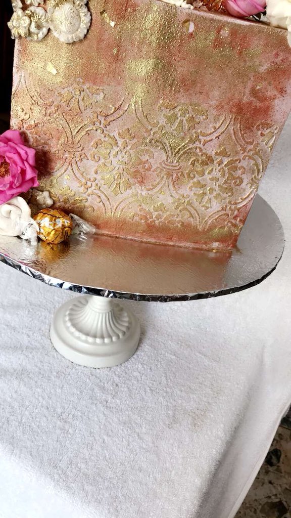 SadieB_'s tweet photo. Graduation cake for my baby girl. 😍❤️

June 2018... #CakeVelvet https://t.co/h9ZLPycZG4