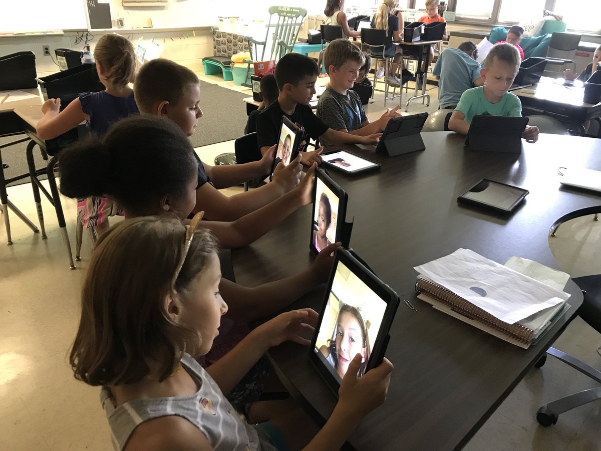 MrsDicesare's tweet photo. Back to school writing happening all over the room today. @OJRSDEC #awesomein3rd #weareeces #embracingtechnology #summermemories #selfiewriting https://t.co/Rdt1VomHGH