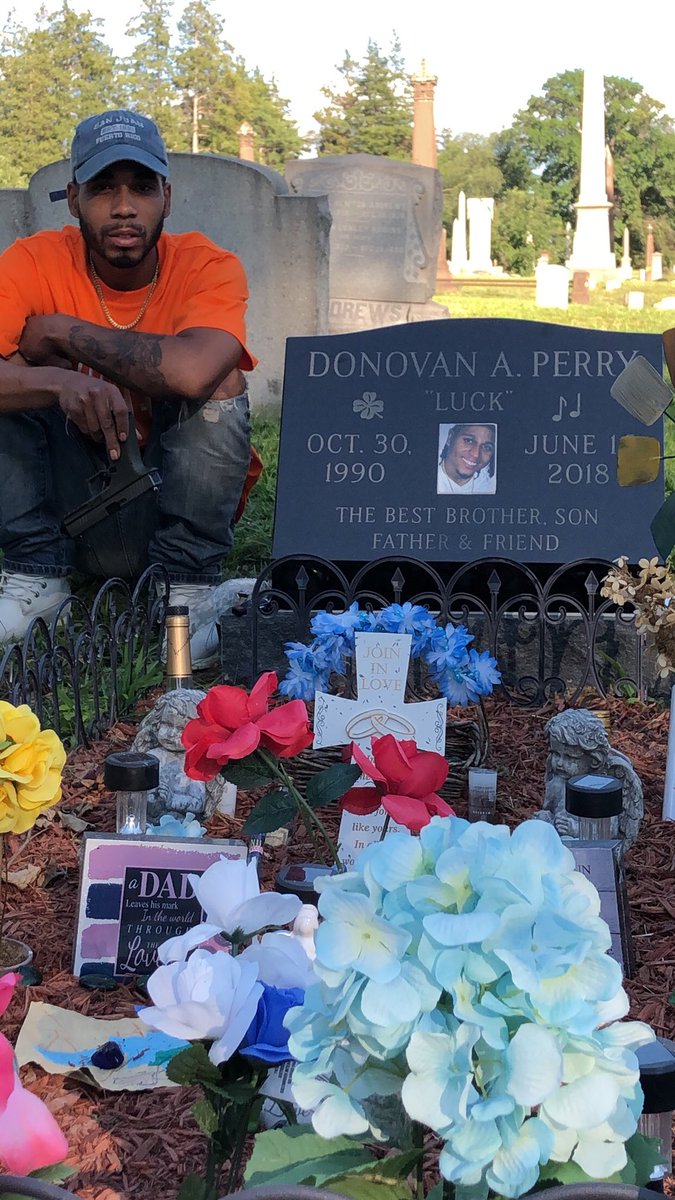 LilUglyDuude's tweet photo. Big Bro headstone in. #LONGLIVELUCK https://t.co/LhI0vgRrPb