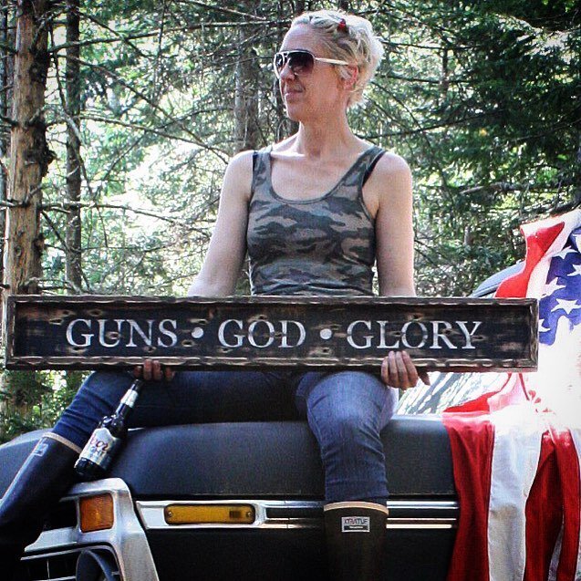 Throwback Thursday! When I was chillin with my favorite things☺️Truly blessed having the opportunity to take what I love and translating it into what I do😊that is true happiness my friends😇
.
#happyasaclam #happiness #throwbackthursday #homedecor #guns #god #glory #pewpe…