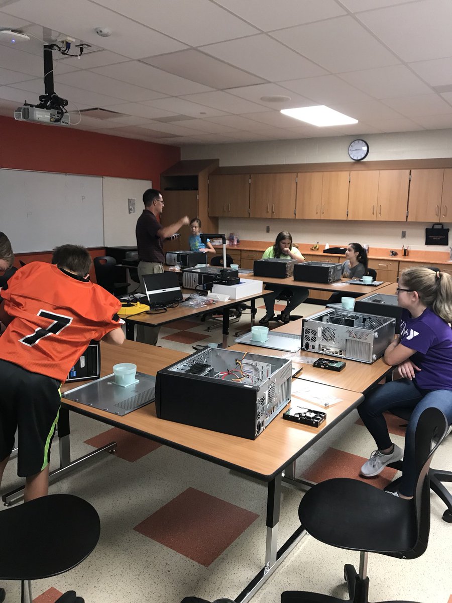 vmstigers's tweet photo. Students learning the ins and outs of computers! #vmstigers #futuregeniuses #todaymatters https://t.co/a8xWgcVahR