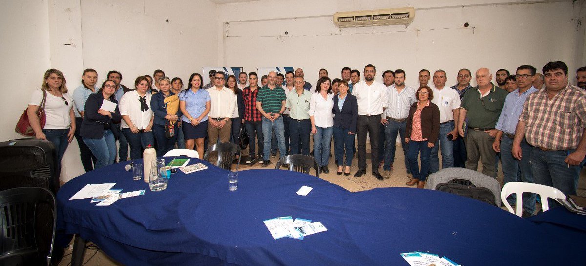 WestteinClaudio's tweet photo. 👏 Realizamos en el salón de #MuPeSA de #Resistencia la jornada de trabajo con el personal de los servicios de la Zona I.
⏩ En el #cierre de la jornada estuvimos realizando #entrega de #indumentaria y #equipamiento.
💧 ¡Juntos por los chaqueños! @chacosameep https://t.co/0pqRZaUHTJ