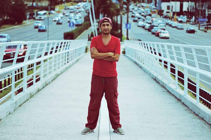 Hug0_Lezama's tweet photo. Push the red button 🔴 @artsYoSoy 
#street #photography #50mm https://t.co/Jw5BayTCBZ