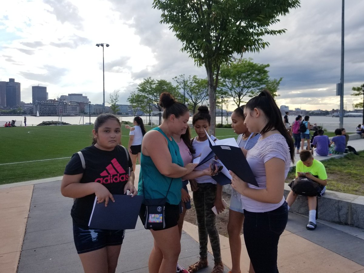 MynamesandreaSo's tweet image. Staff are excited to meet students and families at @BPSEdwards new student orientation and potluck in East Boston! @LMDoherty27