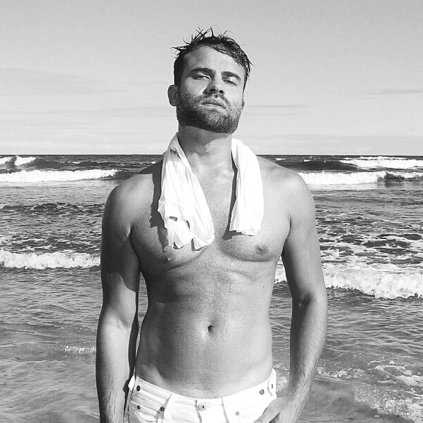 vinidevinicius's tweet photo. preto e branco é poesia, é nostalgia é atemporal. ♡♥ #tbt #beach #beard #malemodel #mar #semcor #pretoebranco #bahia https://t.co/XNupci2HCQ