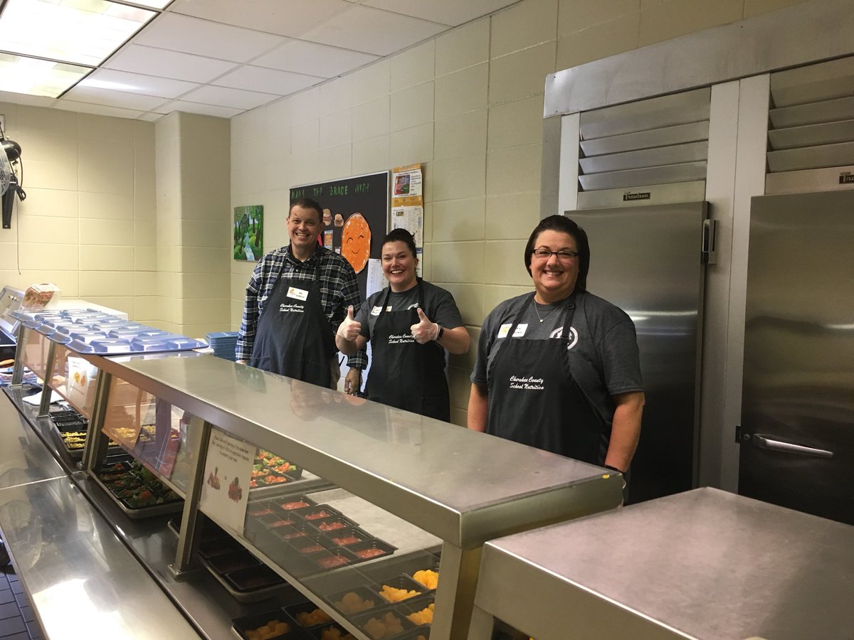 CCSDGaSNP's tweet photo. We had a few guests servers today at @SixesES , they did a great job on Nacho day! 😊👍. #AdministratorsWearManyHats #SometimesHairnets #PrincipalServer #CCSDFam @CherokeeSchools @GaDOENutrition https://t.co/qtY50FkB2Z
