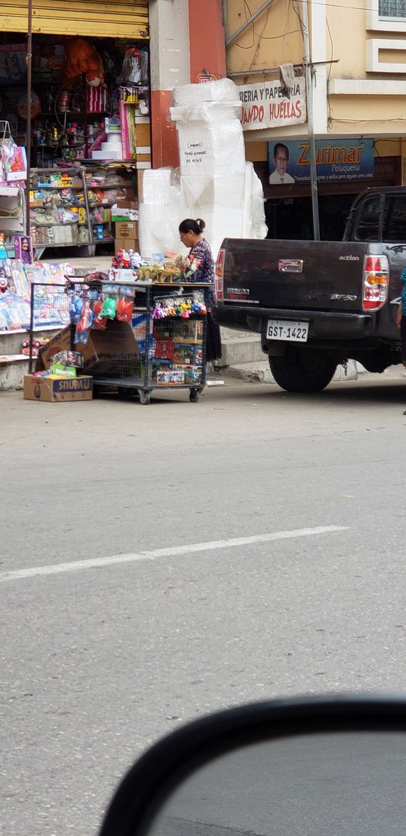 portesito's tweet photo. @GADMLALIBERTAD hasta cuando vamos a soportar esta situación que en las avenidas de La Libertad comerciantes se adueñan de las calles y no podemos parquearnos bien esto sucede en la Avenida Guayaquil .. ya srs del Municipio devenguen su sueldo, espero respuesta https://t.co/Qb4k9WkNYj