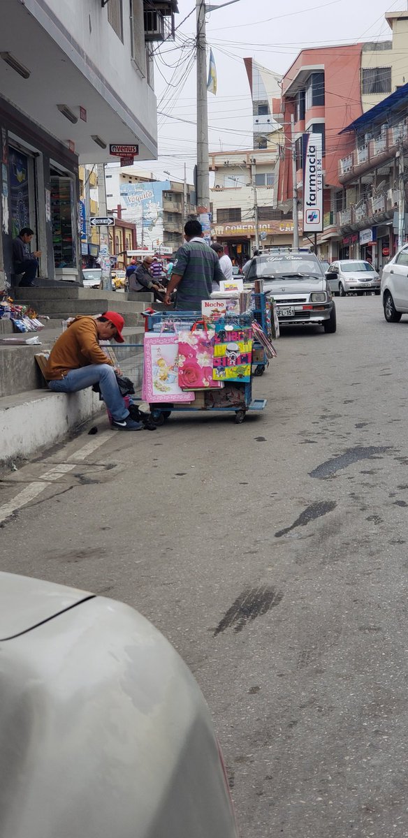 portesito's tweet photo. @GADMLALIBERTAD hasta cuando vamos a soportar esta situación que en las avenidas de La Libertad comerciantes se adueñan de las calles y no podemos parquearnos bien esto sucede en la Avenida Guayaquil .. ya srs del Municipio devenguen su sueldo, espero respuesta https://t.co/Qb4k9WkNYj