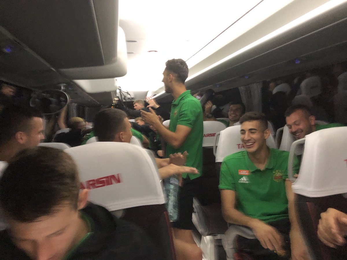 skrapid's tweet photo. Gute Stimmung im Bus! #SCR2018 #UEL7 #FCSBSCR https://t.co/JhJCor7p3s