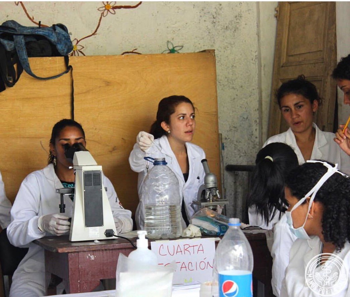 Manosporlasalud's tweet photo. Parte de nuestro equipo de trabajo de bioanálisis trabajando en la jornada por La Palomera. Nuestra misión nos motiva a seguir adelante. https://t.co/TquwLyCNvd