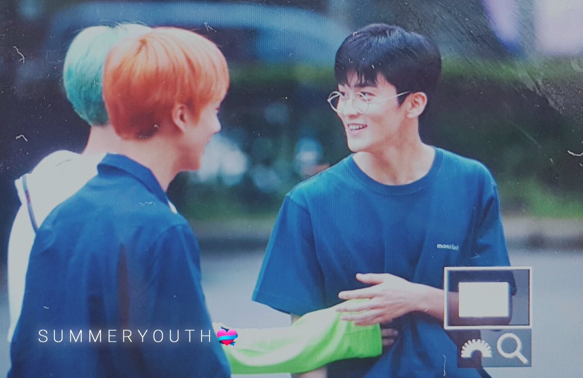 marklee_kr's tweet photo. 180831 출근 #NCT #마크 #MARK 러러랑 악수😂 https://t.co/thmIvnYTXl