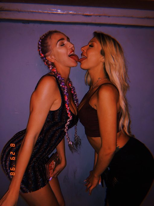 Tits &amp; ass / almost as good a combo as Kendra &amp; Carmennnnn 😜 @KSLibraryGirl https://t.co/p96U36Bee1<a href="/tag/clap"class="tags"><span>#clap</span></a>