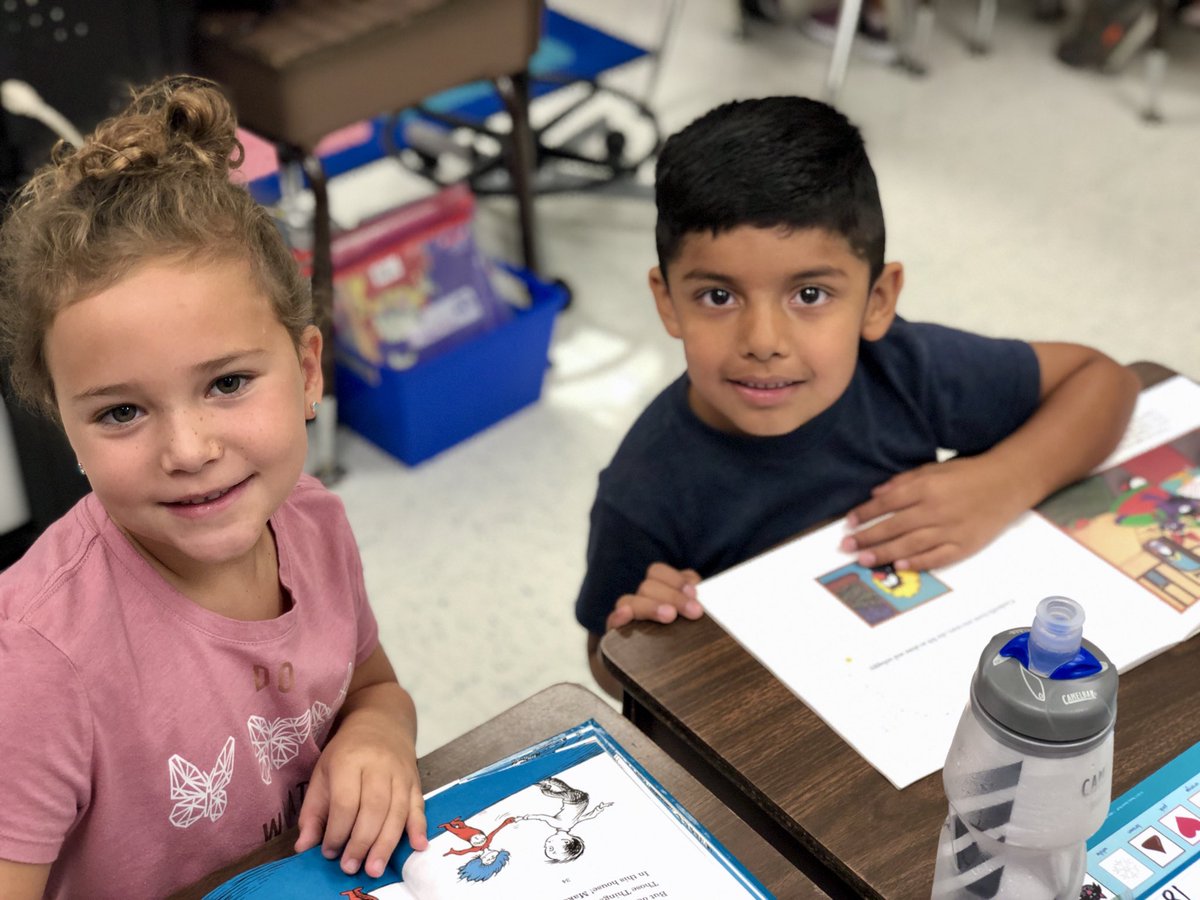 CubRunCongdon's tweet photo. Working on our reading stamina! #readersworkshop #3waystoread #readingthepictures 📚🤩 https://t.co/jp4iDSZkRw