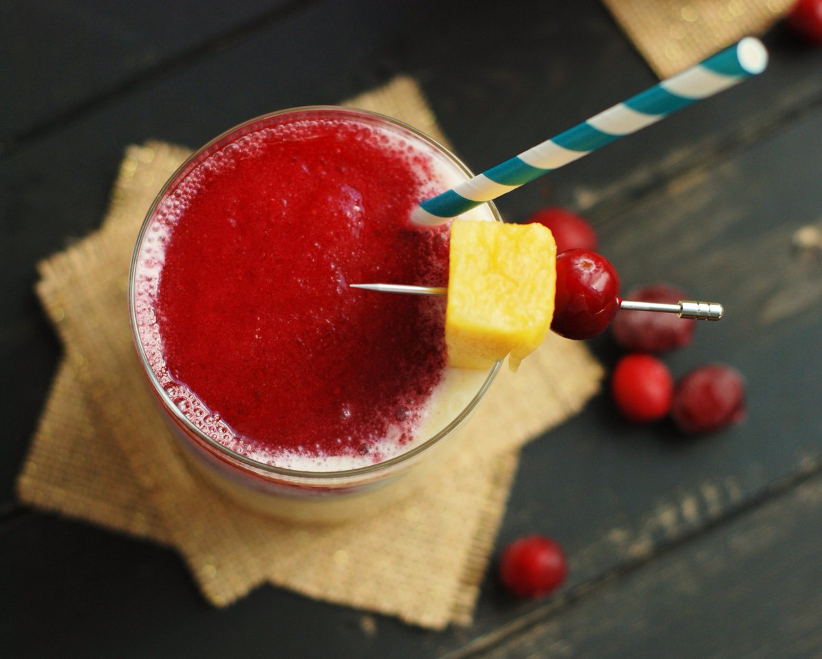 lwyler81's tweet photo. Cranberry Lava Flows are up on the blog now! Perfect for sipping poolside this weekend! #cranberriesforallseasons #capecodselect #frozencranberries @CapeCodSelect https://t.co/5XhbLDpEzA https://t.co/BEYfCOC0fW