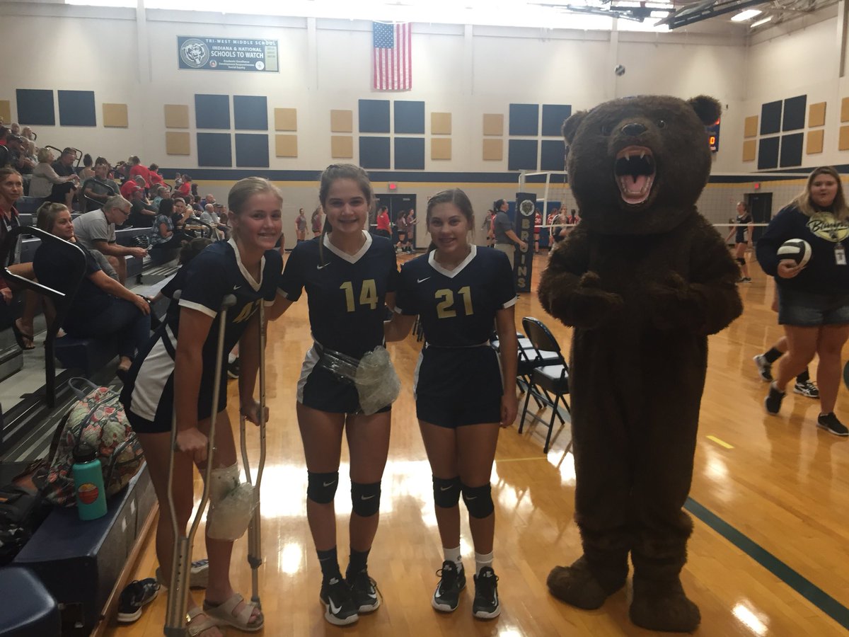 TWMSports's tweet photo. Despite a few injuries, the #7VB Lady Bruins defeated @SouthmontJrHigh in the second set 25-10 to take the W!
#GoodThingsBruin https://t.co/1ILA9SIQQb
