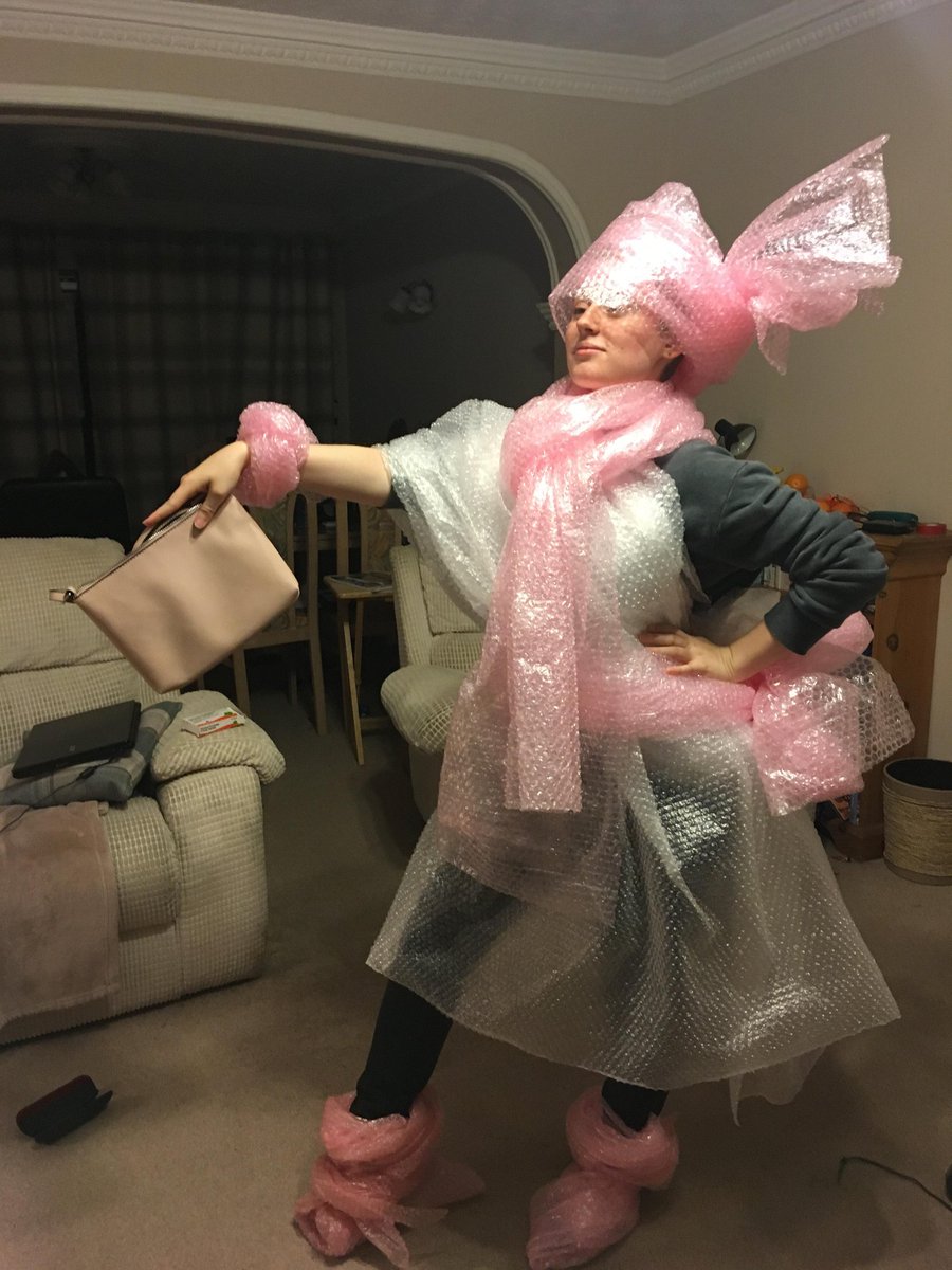 Alidonasaurus's tweet photo. Who wore it better? @miz_cracker #PurseFirst https://t.co/wtxkEUhrRs