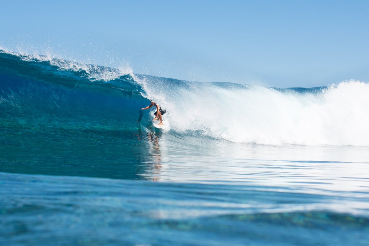 floresjeremy's tweet photo. Blue mirror perfection 💎 somewhere along the coast with @hirateriinatoofa &amp; @bourezmichel ! It’s been Non stop waves 🙌🏼 #SurfedOut 📷: @AAnestides https://t.co/kq7eWp2Qkk