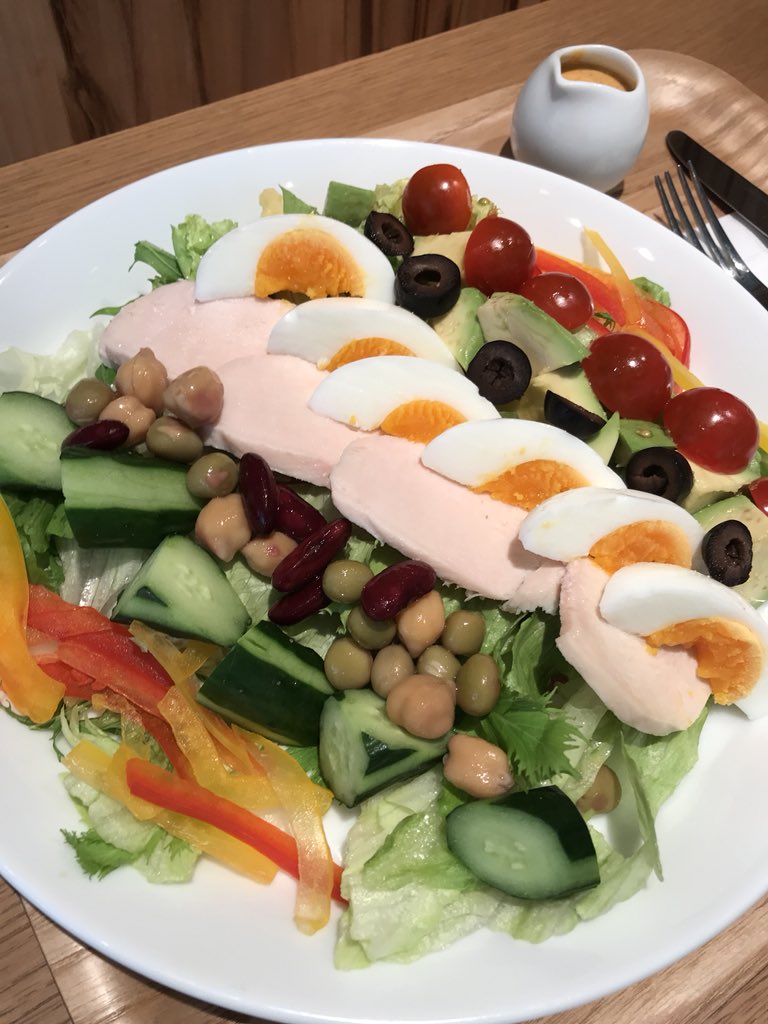 everythingsalad's tweet photo. 本日は『8（ヤ）3（サ）1（イ）の日』
野菜の日🥦なのです。当店のオススメは、今夏一番人気の『コブサラダ』!
アボガドやチキンが入った具沢山サラダです。#野菜の日、#EVERYTHINGSALAD青山、#表参道、#サラダ、#コブサラダ、#ecute、#エキュート https://t.co/HLlObEyGRK