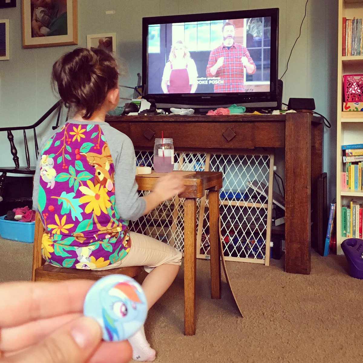 lepusmartius's tweet photo. She’s painting while watching @NBCMakingIt and I had to get a badge ready for her “patch” to declare her the winner. She’s in love with @damasklove and @Nick_Offerman and I can’t say I have any problem with that. https://t.co/TuI62DVc9D