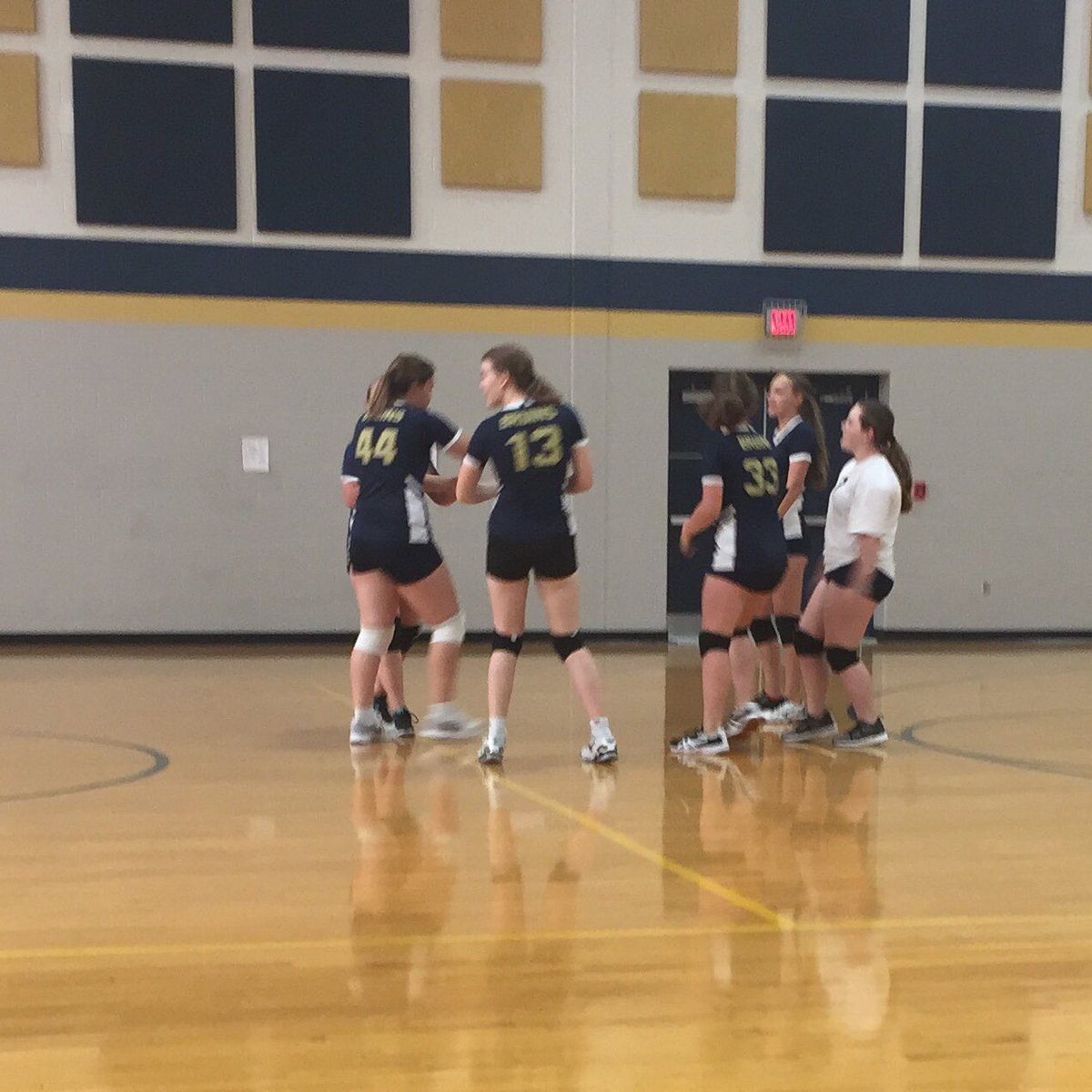 TWMSports's tweet photo. Third set, here we come! #8VB Lady Bruins π» down to win 25-20. #GoodThingsBruin https://t.co/NCa3c0B6wi