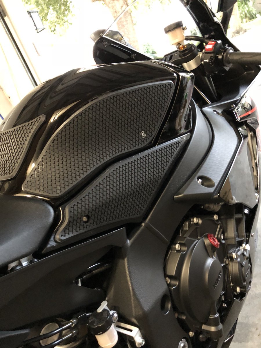 abiel77's tweet image. I just finished installing my new
Tech Spec Gripster Tank Grips 
#techspec #yamaha #r1 #wer1