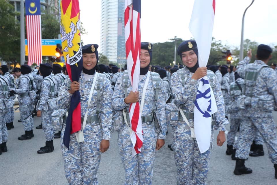 Военный парад в честь Дня независимости Малайзии парад, честь, независимости, Малайзии, Оригинал, военный, Махатхир, страны, премьерминистр, легендарный, принимал, Парад, провозглашения, годовщины, городе, прошел, Путраджайя, коллеги, столице, административной