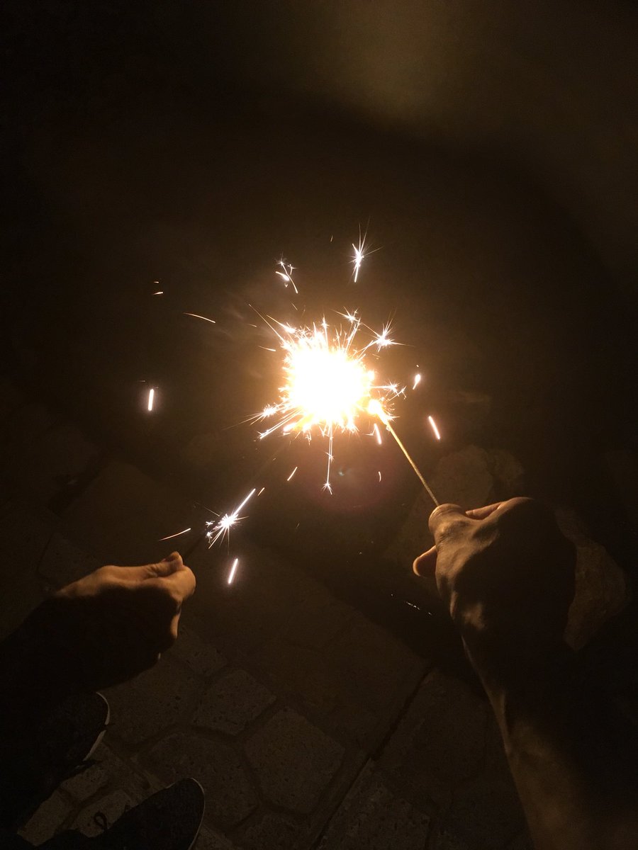 8月29日の練習の後の夜に花火大会１回目を行いました。✌️

煙の匂いが少し服に付くなど大変でしたが、みんな疲れを取るほど楽しめていたと思います。

合宿はまだ続くので、頑張っていってほしいです！