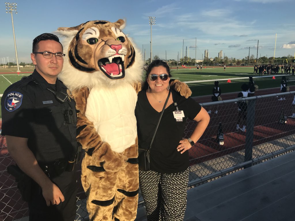 mrs_romanelli's tweet photo. @CyParkFootball has begun! We love our @CFISDPDChief Ofr. Rivera! #EzratheTiger #firstJVgame #CFISDBack2School #CFISDspirit @CypressParkHS https://t.co/yOTxVFnXBX