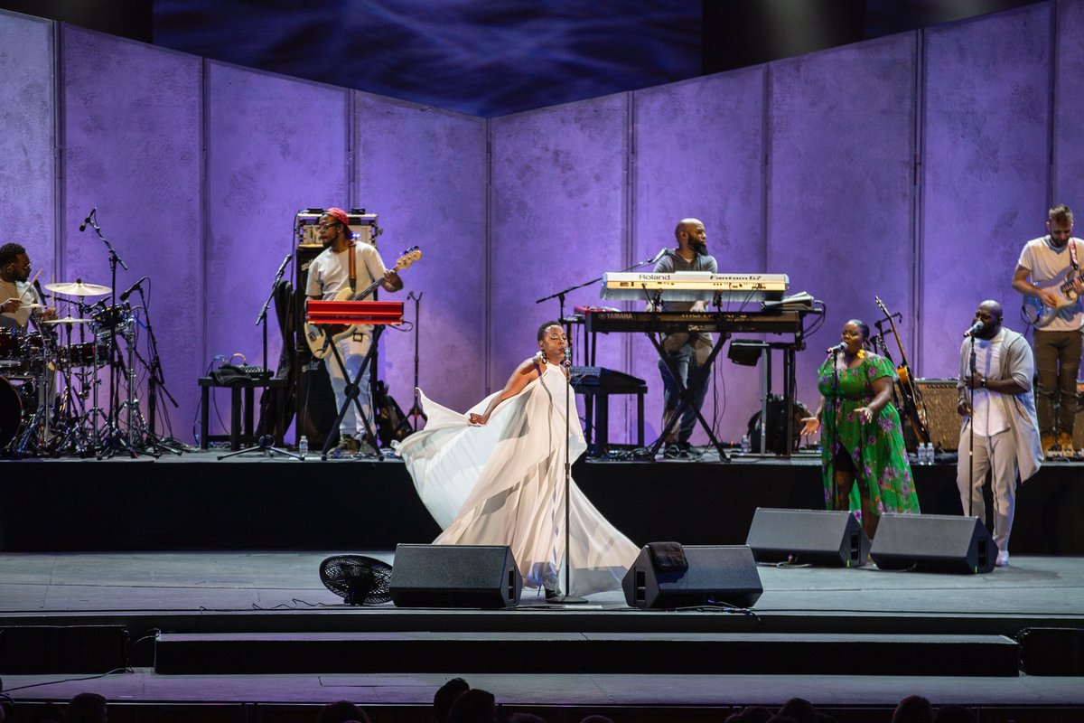 ledisi's tweet photo. Flying High @HollywoodBowl Stylist:  #michaelmann Dress: @mikecostello Make-Up: @mugopus Hair #sirtony 📸 @rontyoungphoto #ledisi https://t.co/1YEYzw92PM