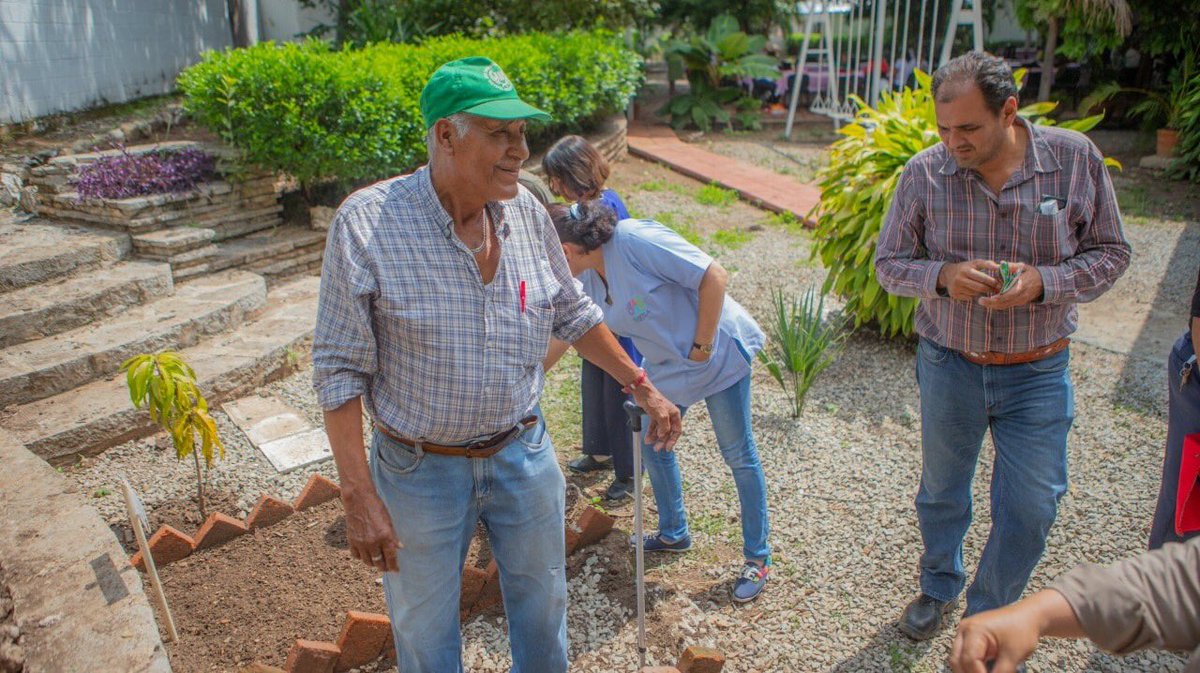 TuxtlaDIF's tweet photo. #DíaDelAbuelo En la Casa del Abuelo en general las personas de la tercera edad, a través del ánimo y empeño que ponen en cada actividad, nos desmuestran a cada instante que son un ejemplo a seguir. https://t.co/i4EB7uUmgw