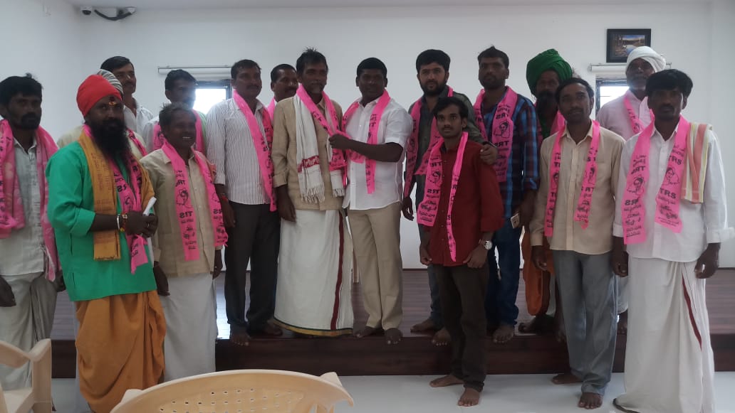 BGuddati's tweet photo. పదర మండలం చిట్లంకుంట గ్రామానికి చెందిన 15మంది కాంగ్రెస్ కార్యకర్తలు అచ్చంపేట నియోజకవర్గంలోని ఎమ్మెల్యే గువ్వల బాలరాజు గారిసమక్షంలో టీఆర్ఎస్ పార్టీలో చేరారు.ఈ మేరకు వారికి పార్టీ కండువాలతో సాదరంగా ఆహ్వానించారు.
#GuvvalaBalarajuTRS #AchampetMLA https://t.co/AxwNknHf3y