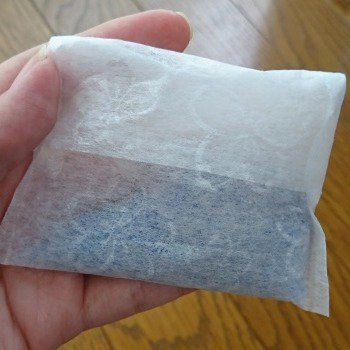 Jin S この写真でシリカゲル10g トキワのお茶パックmに対して 小分け袋は7cm 10cmがちょうど良い大きさでした 問題は吸湿力が数ヶ月持つか怪しいところ これは小分けのシリカゲルでも同じ 小分けのはこれが評判良いらしい T Co Fr9mjkxr9e