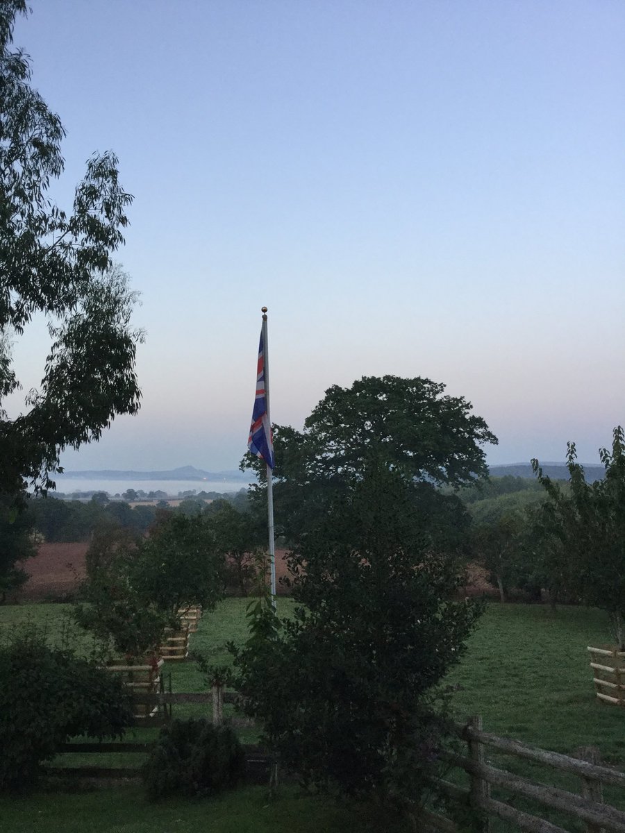 mj1964's tweet photo. Proper autumnal feel this morning, #needajacket https://t.co/fxeL8rLCSf