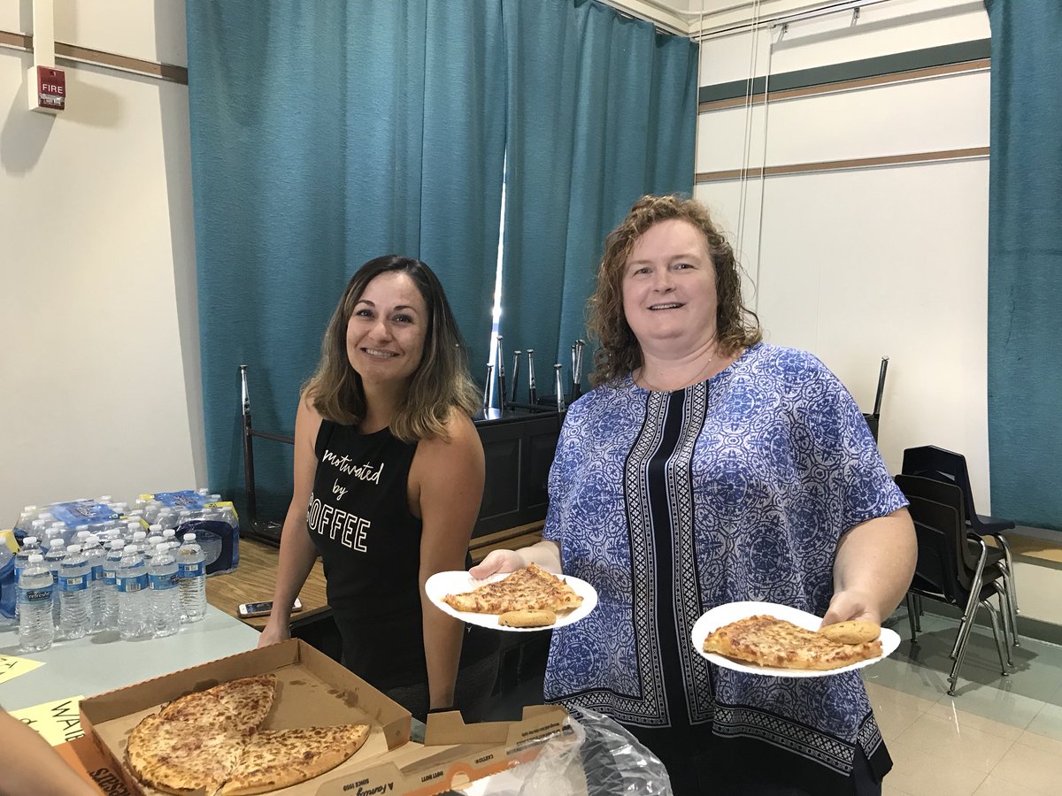 AyersMDUSD's tweet photo. Ice Cream Social is Sweet!!  #ayersbears #ptapower #teammdusd https://t.co/6jvHBMMO5t