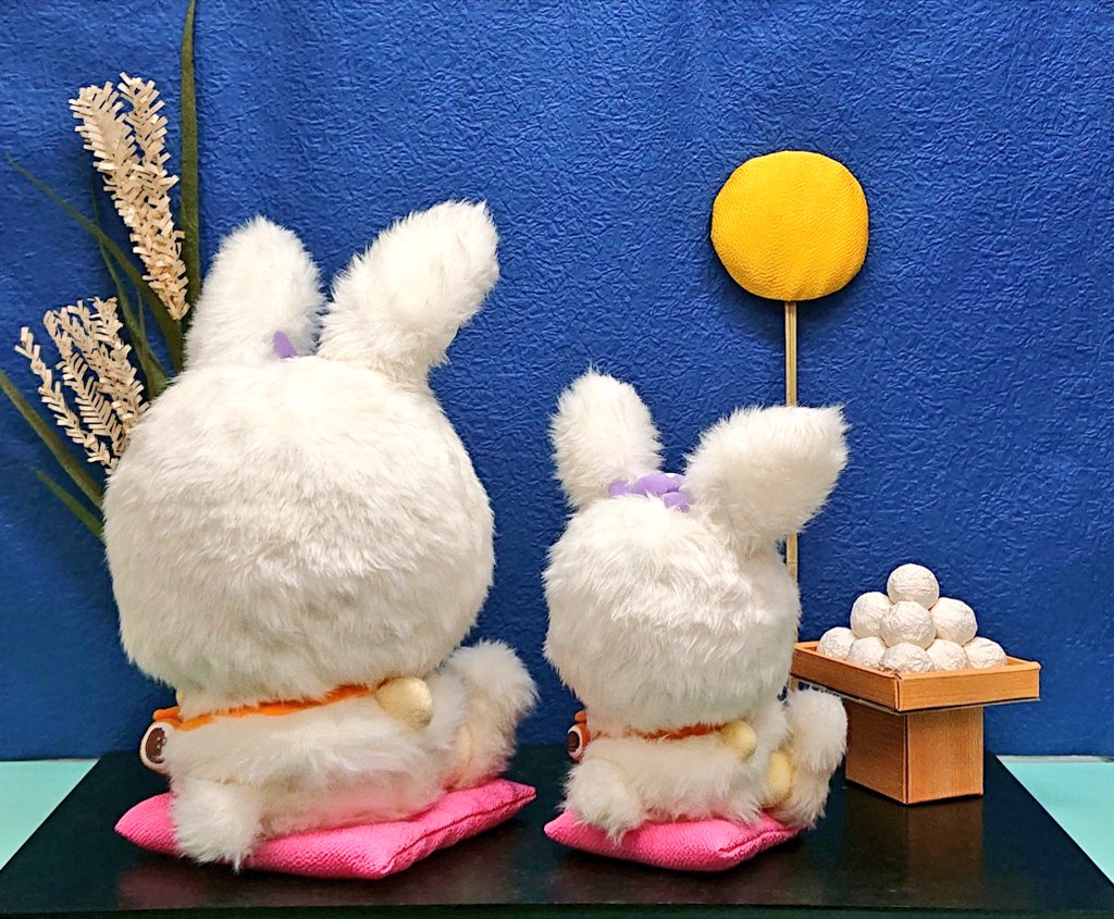 gift08shaddy's tweet photo. 今日で8月も終わり。
9月の丸八ちりゅっぴ兄弟は、お月見をイメージしました。
お兄ちゃんはお餅つき、弟はお月様を持ってお団子当番。
まだまだ暑いけど、丸八うさっぴ、ホップステップジャンプ！
#ちりゅっぴ #chiryuppi #十五夜 #中秋の名月 #うさぎ #ちりゅっぴグッズ #ギフト座丸八 https://t.co/cSbwBvo4eq