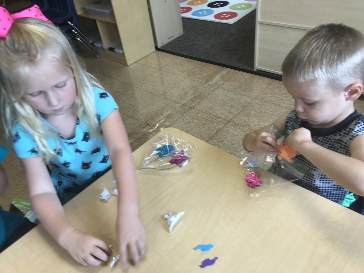JeanaDudgeon's tweet image. We made ocean sensory bags! We explored, discovered, and expanded our sense of touch without getting messy! #SquishyFun #HappyClassrooms