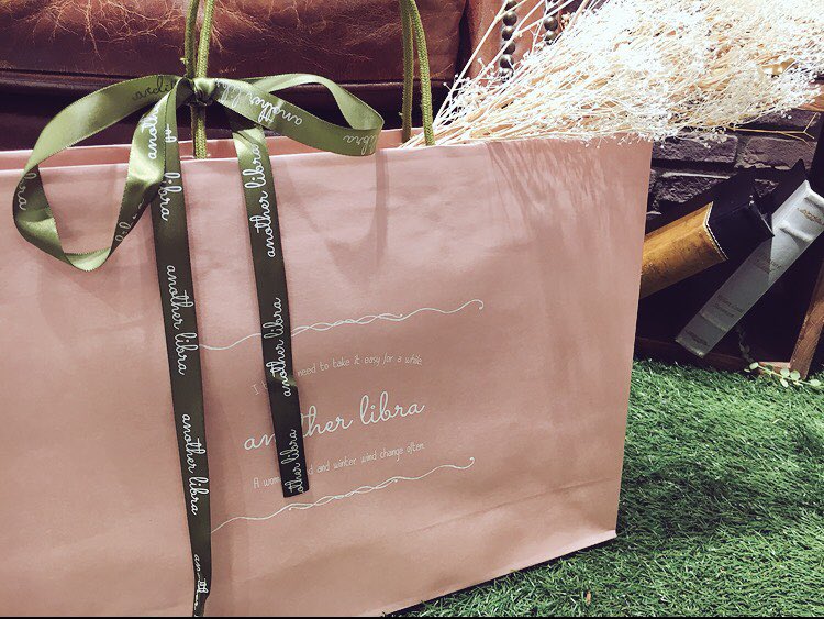 team10_another's tweet photo. 【another libra取り扱い店舗発信】
.
.
✨最終日まで
あと2にち🌱🐜
.
.
ご購入頂いた方に
another libraロゴ入りリボンを
ショッパーにおむすびします୨୧ ⑅*ॱ˖
.
#anotherっ子
#おむすびりぼん
#きゅっときもちこめて
#ありがとうキャンペーン
.
池袋P'PARCO
RETROGALLERY内
another libra https://t.co/rpZ8PznCjm