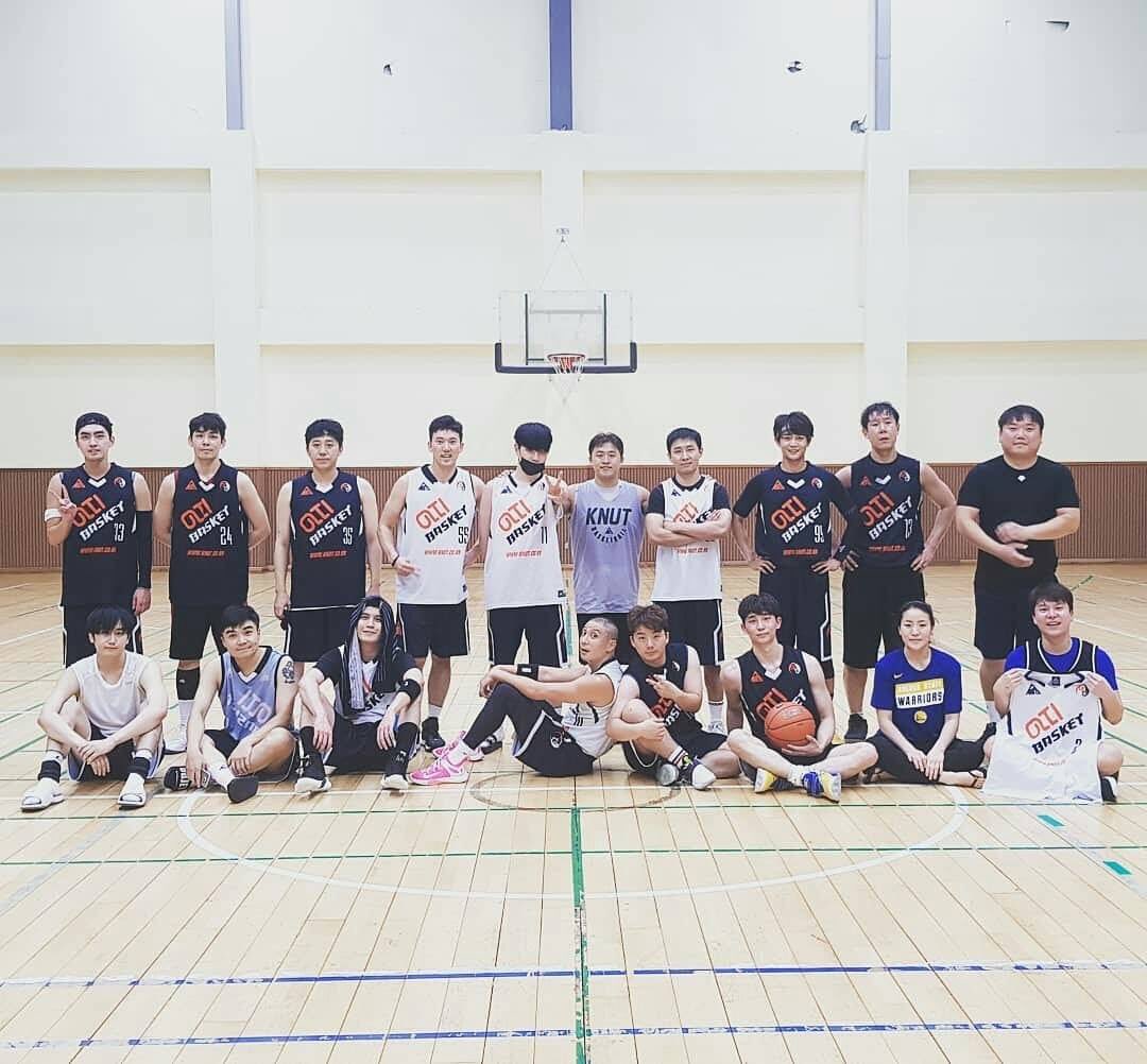 SS501Latinoame2's tweet photo. [30.08.18] Heo Young Saeng - Instagram Update. 
#허영생 #HeoYoungSaeng #AfterTheRain

Mensaje: Comencé (a jugar) baloncesto otra vez~~
Aunque siempre es agotador, también fue agotador hoy.
#atti #attibasketball #2Triples https://t.co/JtgNtWxgJ9