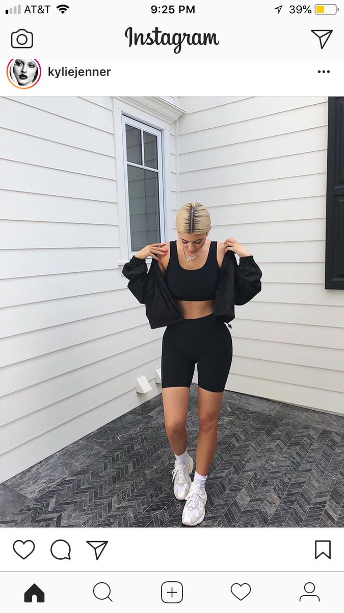 KellyRuffer's tweet photo. SOMEONE PLZ EXPLAIN THIS NEW OUTFIT TREND https://t.co/WHeSUduEop