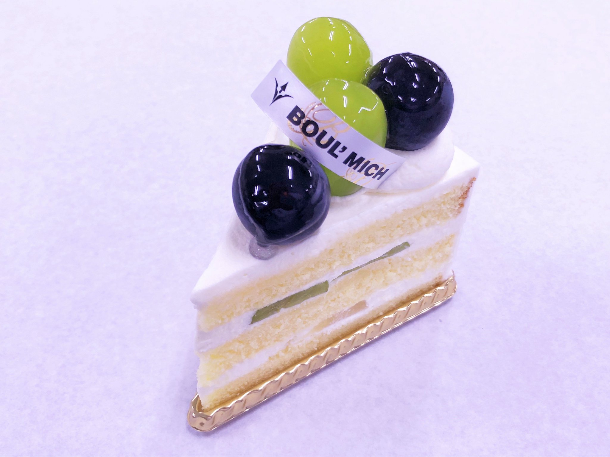 銀座ブールミッシュ 9月のマンスリーケーキ 葡萄のショートケーキ 12 2 808円 カット626円 税込 旬の爽やかなｼｬｲﾝﾏｽｶｯﾄとみずみずしい巨峰のショートケーキ 下段に洋梨 上段にｼｬｲﾝﾏｽｶｯﾄをサンドしています アルコール未使用で2