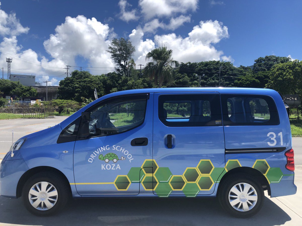 kaedamegon's tweet photo. コザじれんの教習車両変わります✨
ピカピカの新車✨

時代に合わせてミニバンタイプになります🚐😂

免許取ってセダンタイプ乗ってるやつあんまいないからね笑

試乗したけど前のより小さいし、上から見る視界と、縦ミラーで乗り上げもわかりやすいし、検定合格率上がるな💯💮
めっちゃ乗りやすい👍 https://t.co/8rMaB9u1TZ
