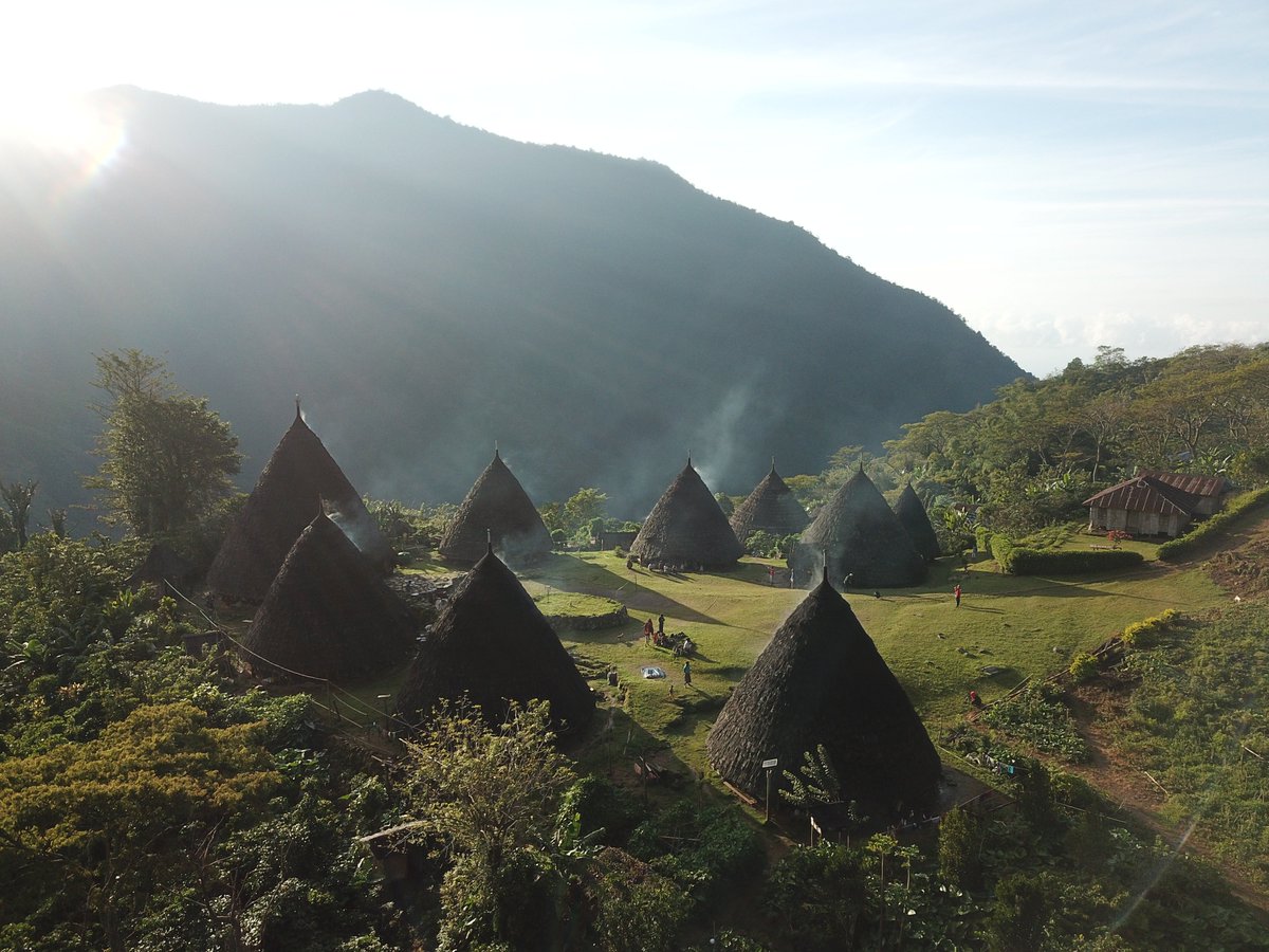 The Greatest of Waerebo. 

For any reservation please mail us to info@kakabantrip.com

#waerebo #ntt #village #indonesia