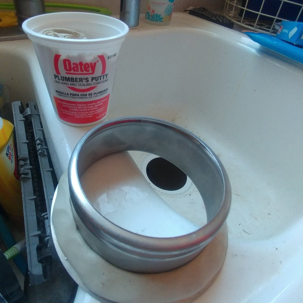 GoaldenServices's tweet photo. Did your #handyman use #plumbersputty when they replaced your last garbage disposal? Whoever (professional plumber) didn't last time. #handymanservice #plumber #homerepair #lasvegas #smallbusiness #localvegas https://t.co/BqDsZOS2yR