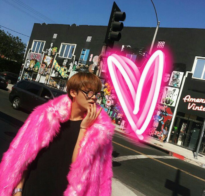 @ᴄʜɪʜʏᴏᴋᴏ on instagram | 6:43 PM

[ i kept asking everyone what fuckin color my GODDAM coat was and i for eight different responses please help ]