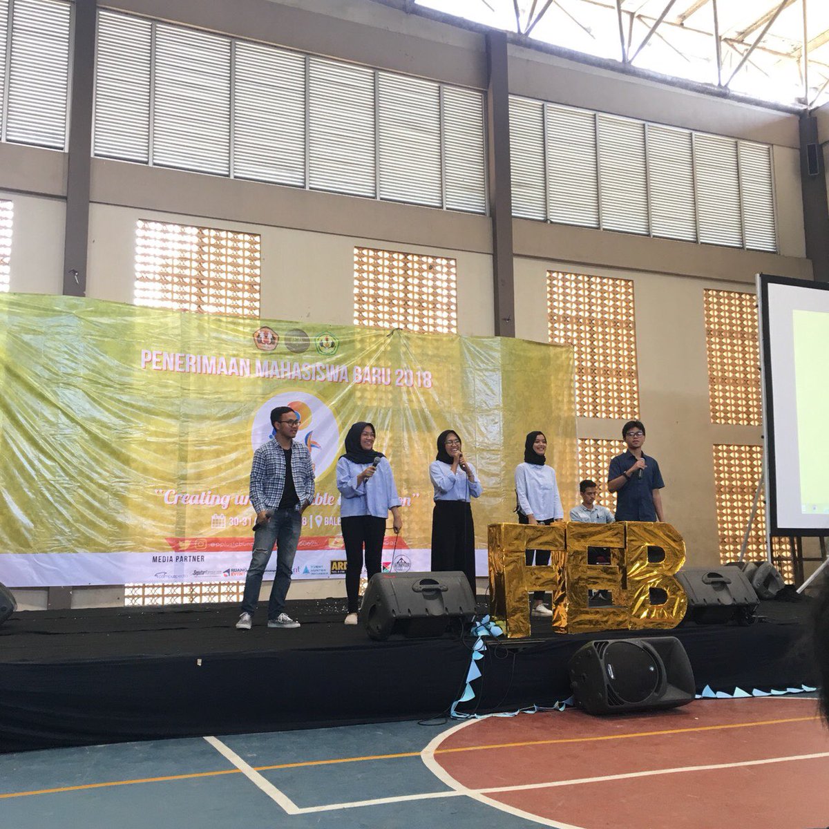 pplusfebunpad's tweet photo. [LIVE REPORT] 

Telah berlangsung penampilan dari Taxound
__
Keep updates with us :
Instagram: @pplusfebunpad
Line@: @ifi6062h
Twitter: @pplusfebunpad
Youtube :Pplus FEB Unpad https://t.co/wQwxA1FdeH