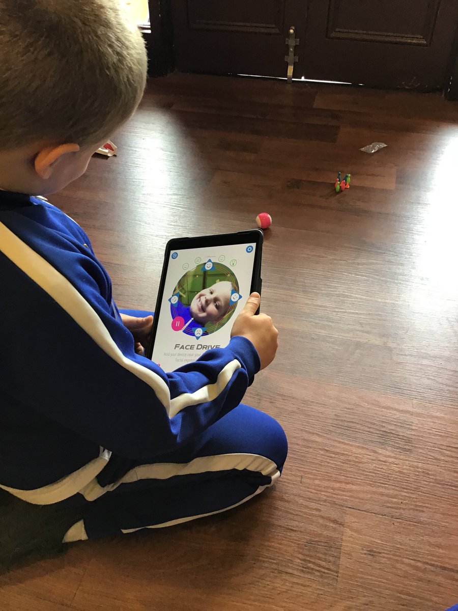 Mrs_Saraceni's tweet photo. Sphero Fun! #sphero #facedrive #voicecontrols @SpheroEdu @Sphero #shpshighgate #slingshot #LearningWithMrsSaraceni https://t.co/5U0nTsUD25