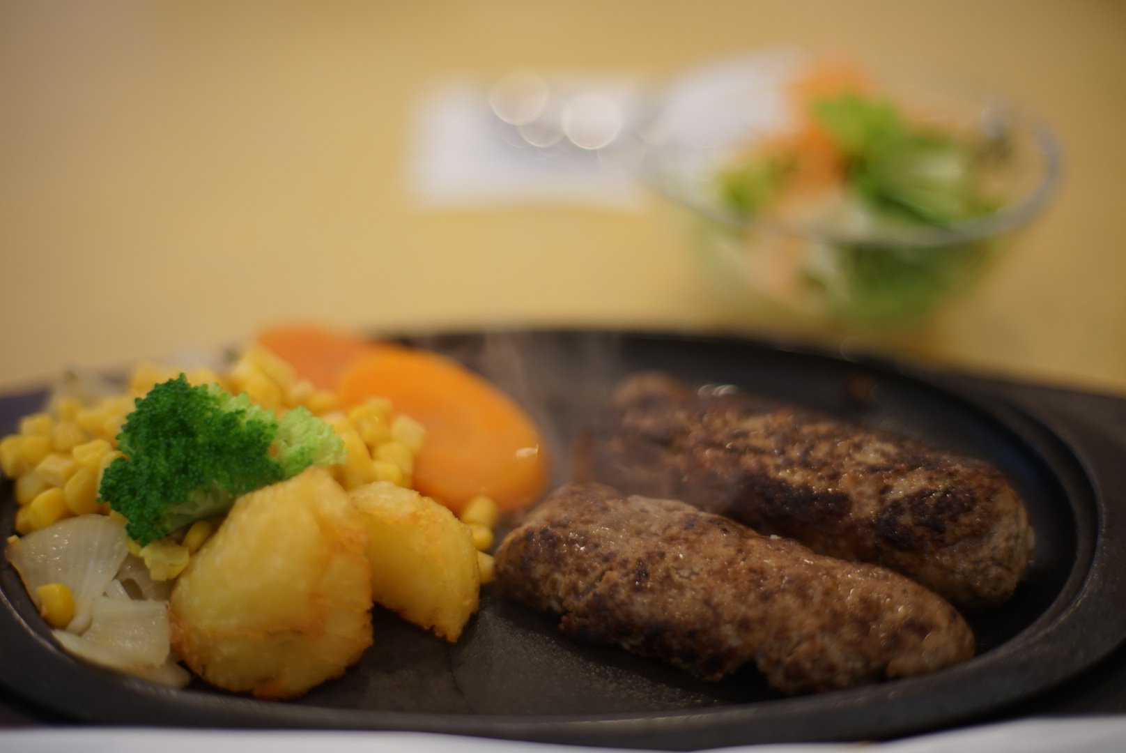 Kujisan No Twitter はとバスツアーに参加中 二つ目のスポットは俵ハンバーグで有名なレストランペンギン かつてのテレビ番組 愛の 貧乏脱出大作戦 で有名に 塩で食べるハンバーグ 超美味 はとバス 茨城県 桜川市 レストラン ペンギン 愛の貧乏脱出大作戦