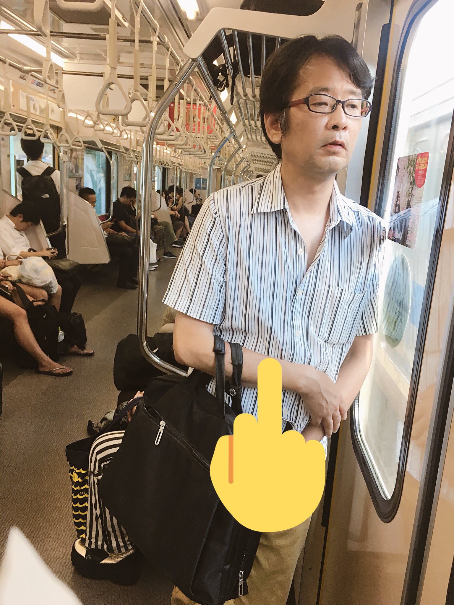 ちん見せ このおじさんに新百合〜登戸間でちんこ見せられました。  バック動かしたりベルトで音鳴らしてして注意引きつけてきます。写真の通り車内側はバックで隠してます 小田急線使う人気をつけてください。空いてても見せてくるので。  #拡散希望 https://t.co ...