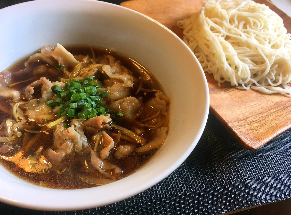 リュウジ 料理のおにいさんバズレシピ 食欲のなくてもいくらでも食べられてしまいそうな豚生姜そうめん 豚肉 70gと生姜10gの千切りを少量の油で炒めめんつゆ50cc 水100cc 酒30cc入れ沸かして良く冷やしたそうめんにつけて食べる 冷たい麺と熱くて